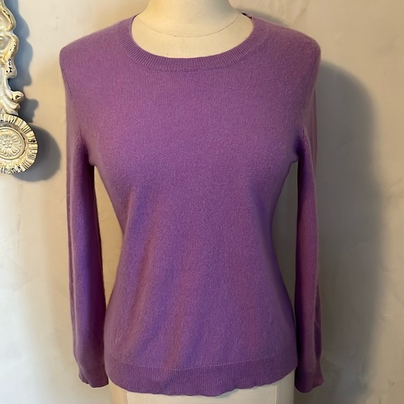 Lord & Taylor 100% Cashmere Lavender v-neck Sweater ribbed hem Size Large - Picture 3 of 8